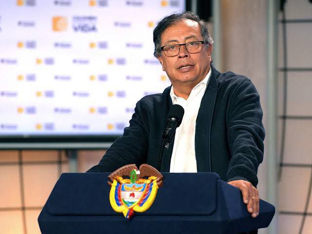 رئيس كولومبيا، غوستافو بيترو: أنوي تقليد أهالي غزة وسام المناضل…