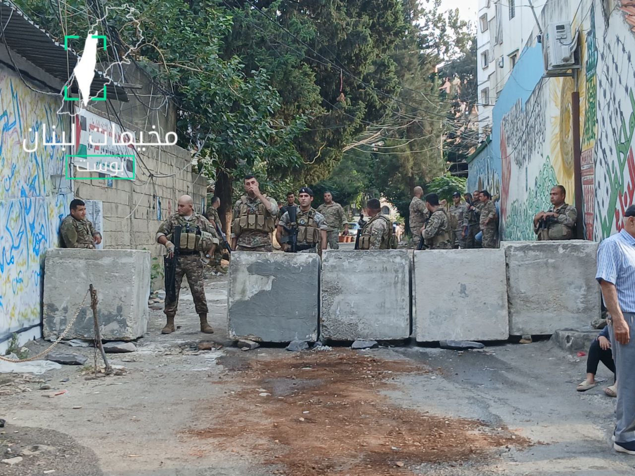الجيش اللبناني ينتشر أمام الجدار الذي يعمل على رفعه في…