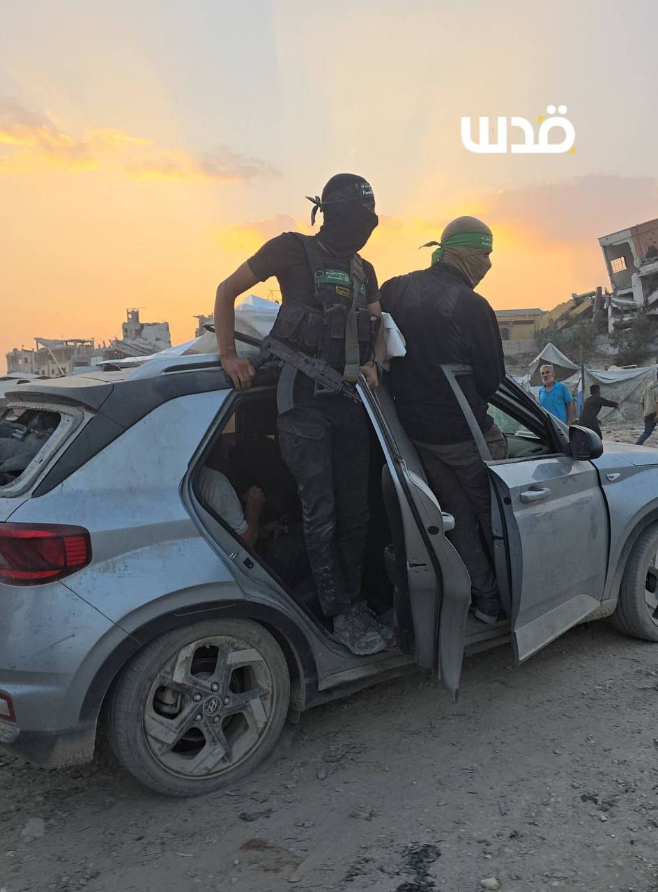 كتائب القسام تنتشل عدداً من الشهداء خلال انتشال جثه أحد…