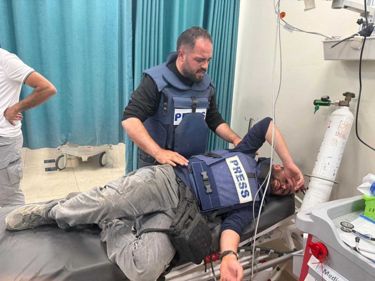 🔴 إصابة صحفيين ومتضامنين في اعتداء مستوطنين على مزارعين فلسطينيين…