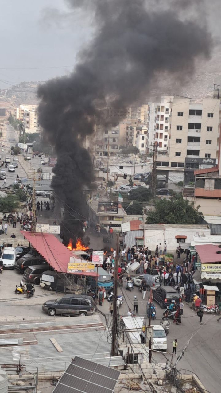 🚨 إحراق إطارات في مخيم البداوي احتجاجا على إغلاق المداخل…