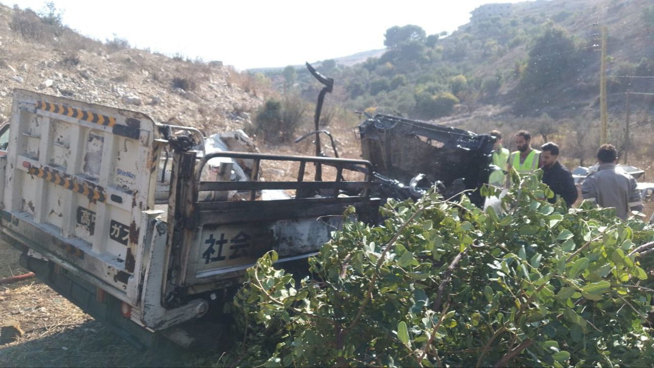 شهيد جراء استهداف مسيّرة صهيونية لسيارة “بيك أب” بـ3 صواريخ…