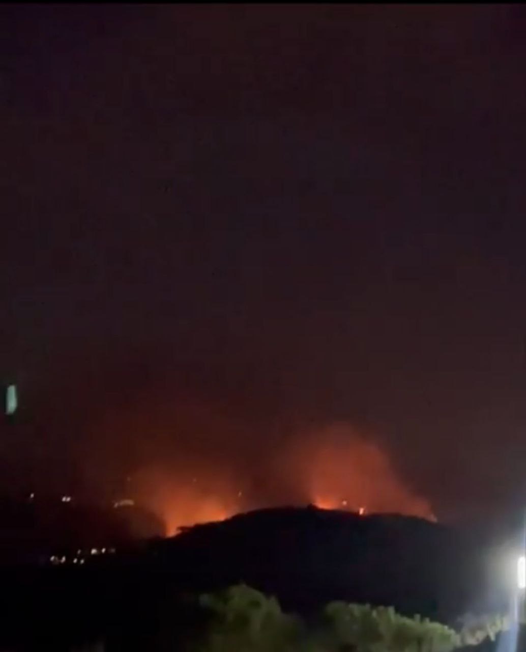 اتساع رقعة الحريق في وادي الــجــرمــق جنوبي لبنان اثر الغارات…