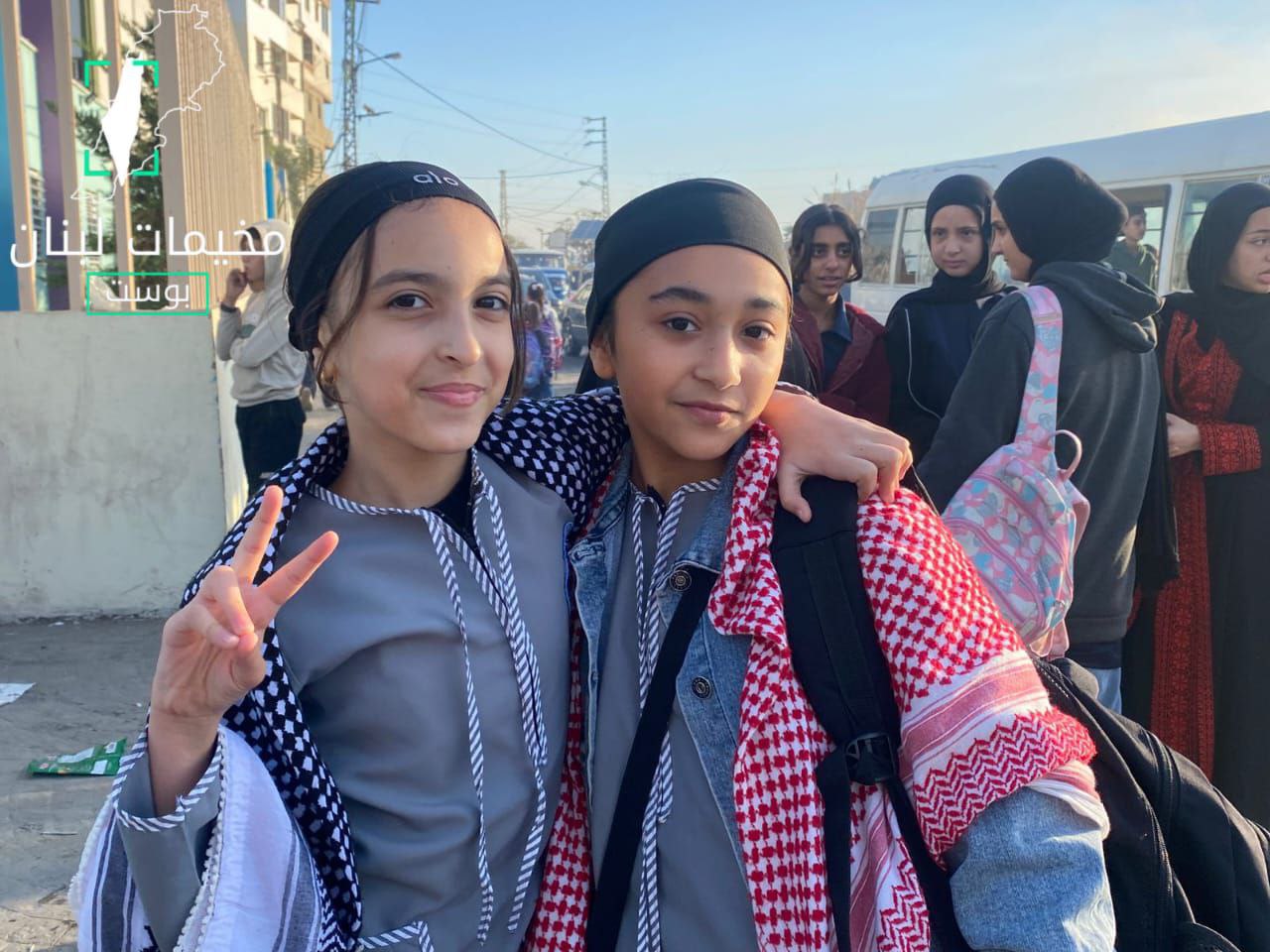 طالبات مخيم نهر البارد يرتدين الكوفية الفلسطينية صباح اليوم، في…
