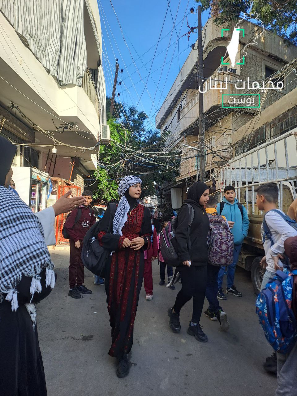 طلاب مخيم البرج الشمالي يرتدون الكوفية الفلسطينية تضامناً مع الطالبة…