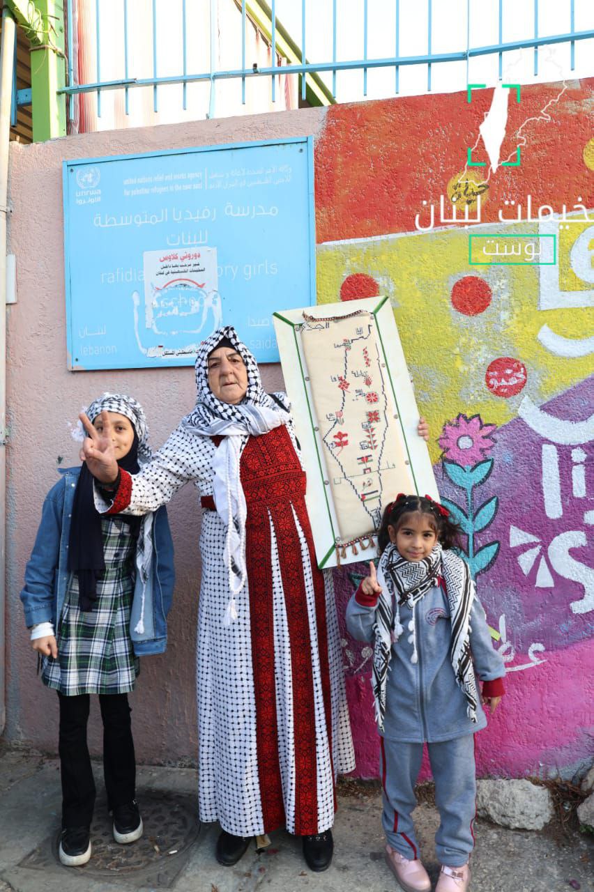 رفع أهالي طالبات مدرسة رفيديا صباح اليوم خارطة فلسطين أمام…
