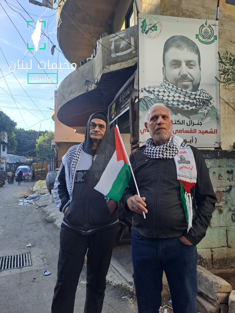 أهالي طلاب مخيم البرج الشمالي يرتدون الكوفية الفلسطينية ويرفعون العلم…