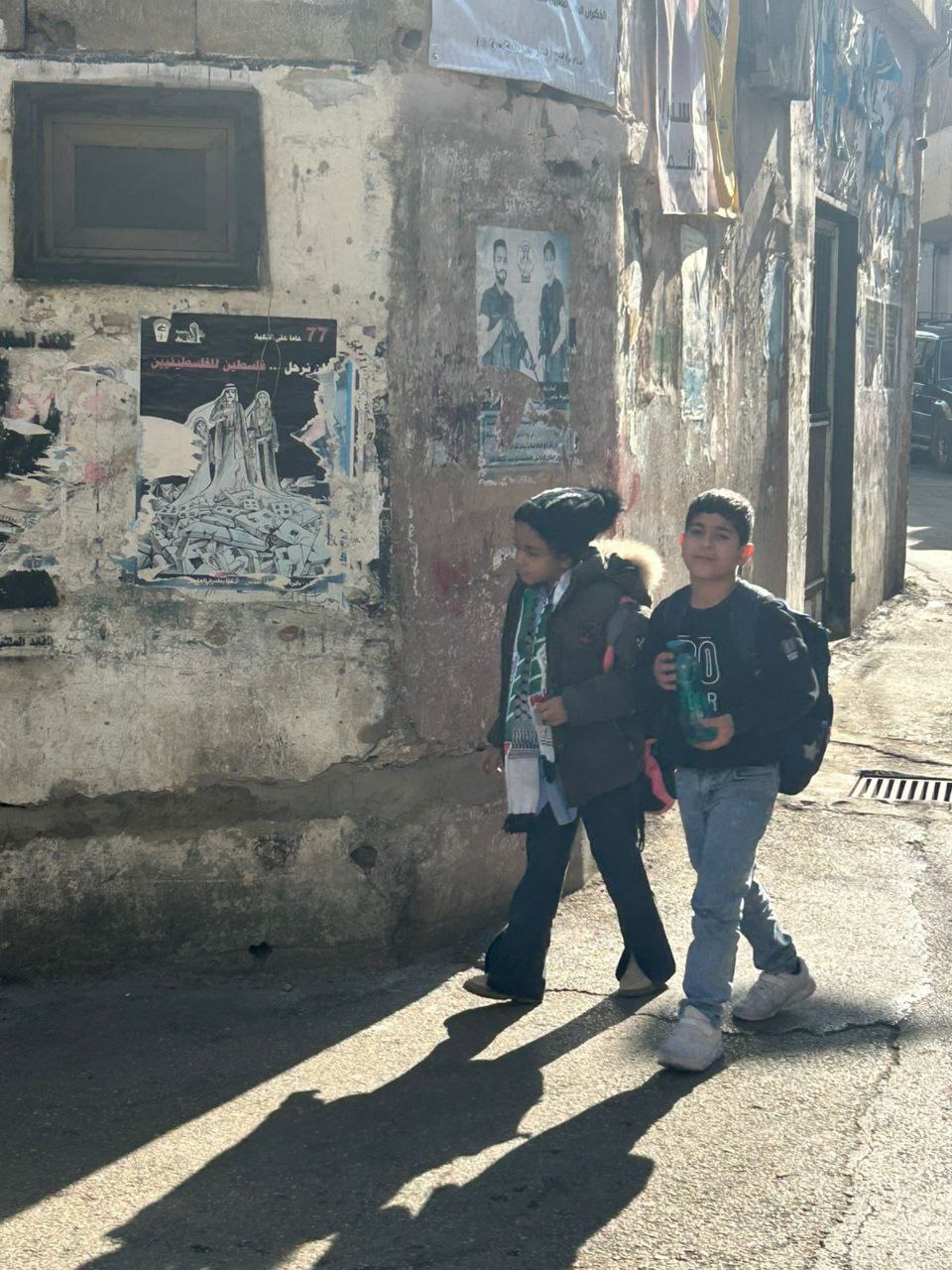 طلاب مدرسة القسطل في مخيم الجليل يرتدون الكوفية الفلسطينية تأكيداً…