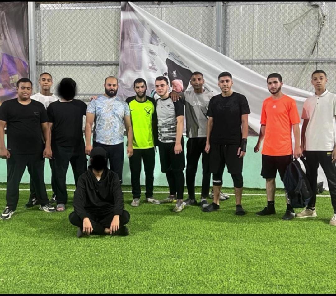 صورة قديمة لشهداء مجزرة مخيم عين الحلوة أثناء لعبهم مباراة…