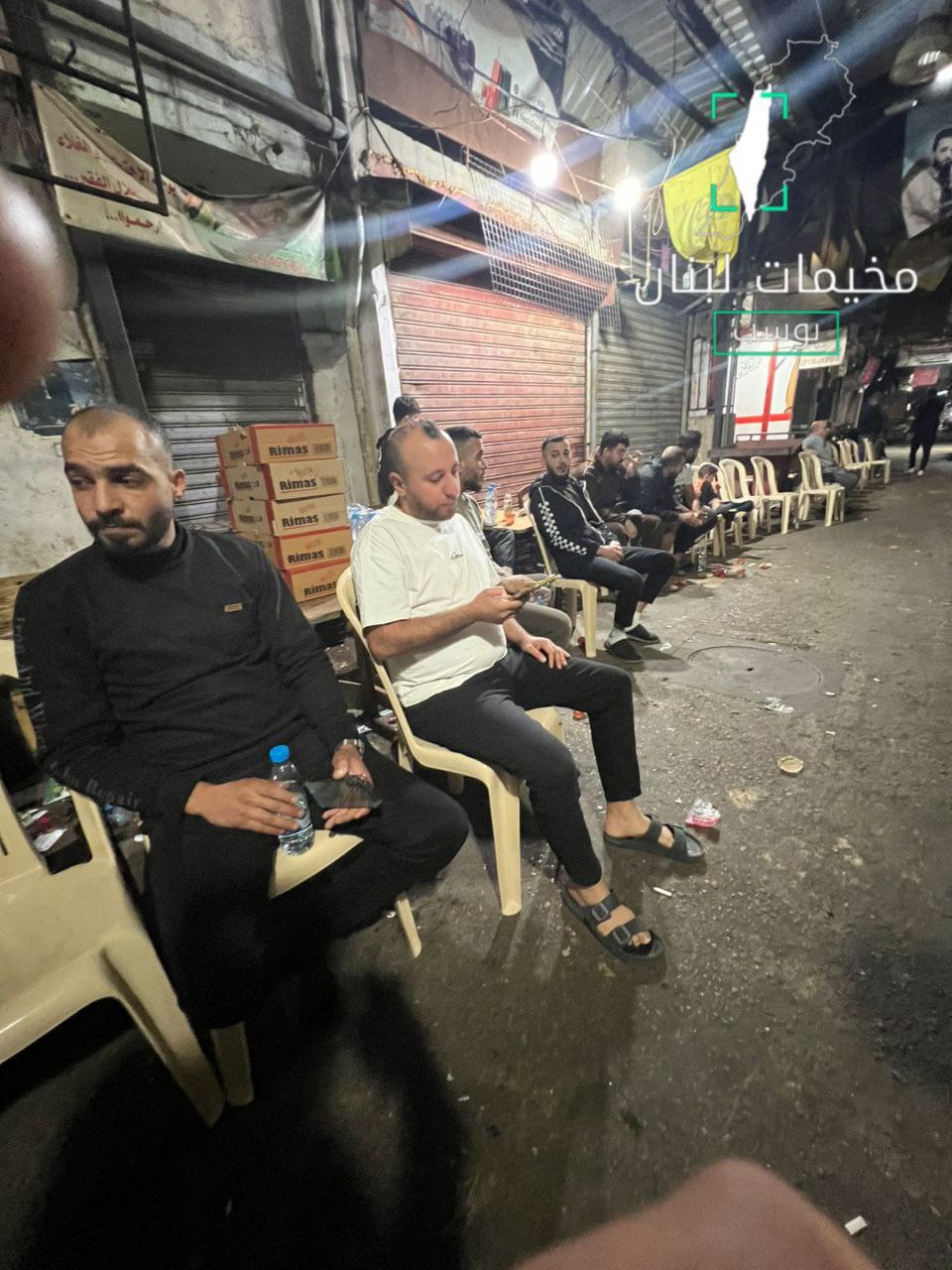 إقامة مجلس عزاء في سوق الخضار في مخيم عين الحلوة،…