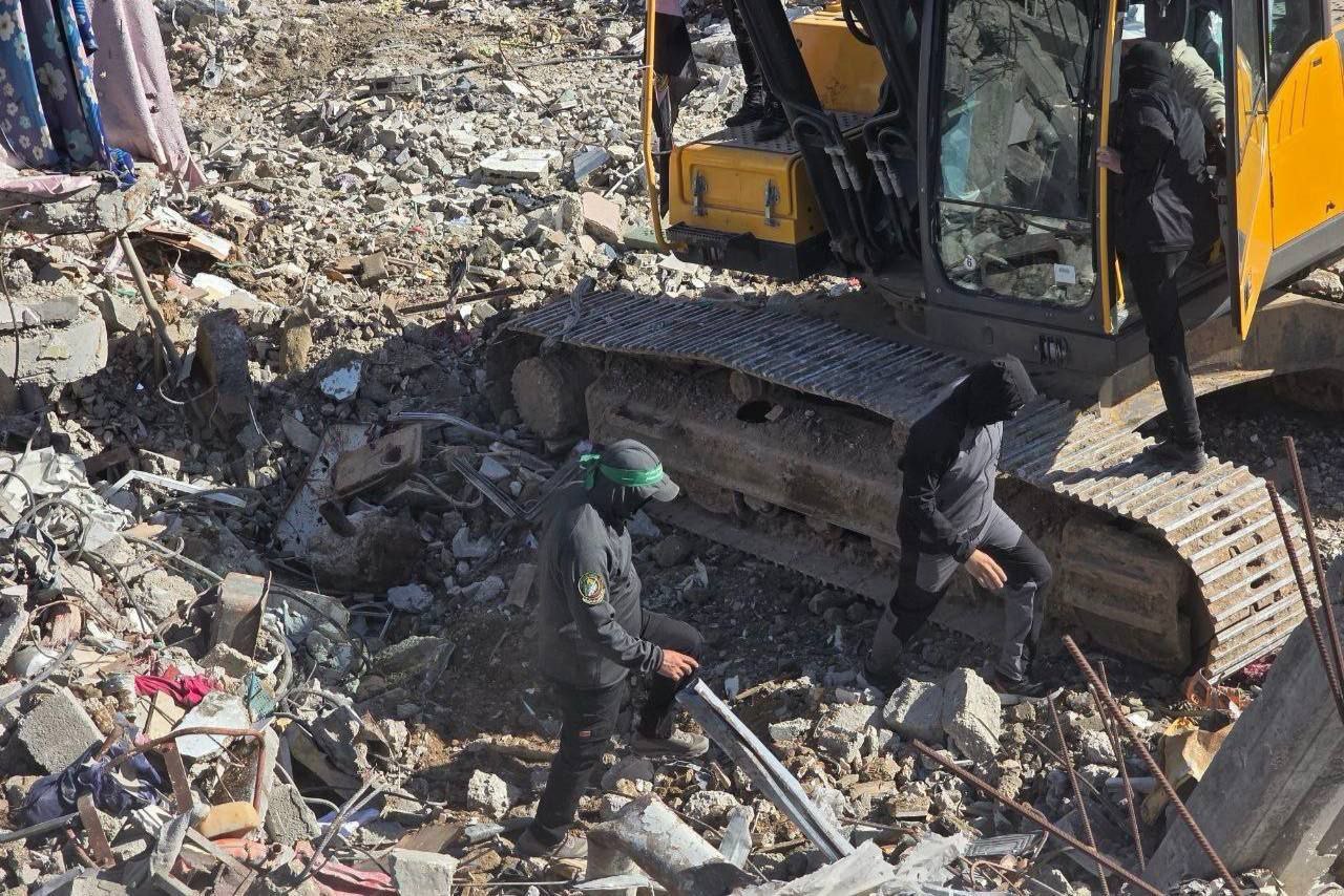 عناصر من كتائب القسام وفريق من الصليب الأحمر يجرون عمليات…