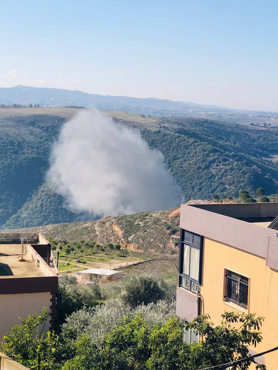 غارة صهيونية تستهدف بلدة زوطر جنوبي لبنان