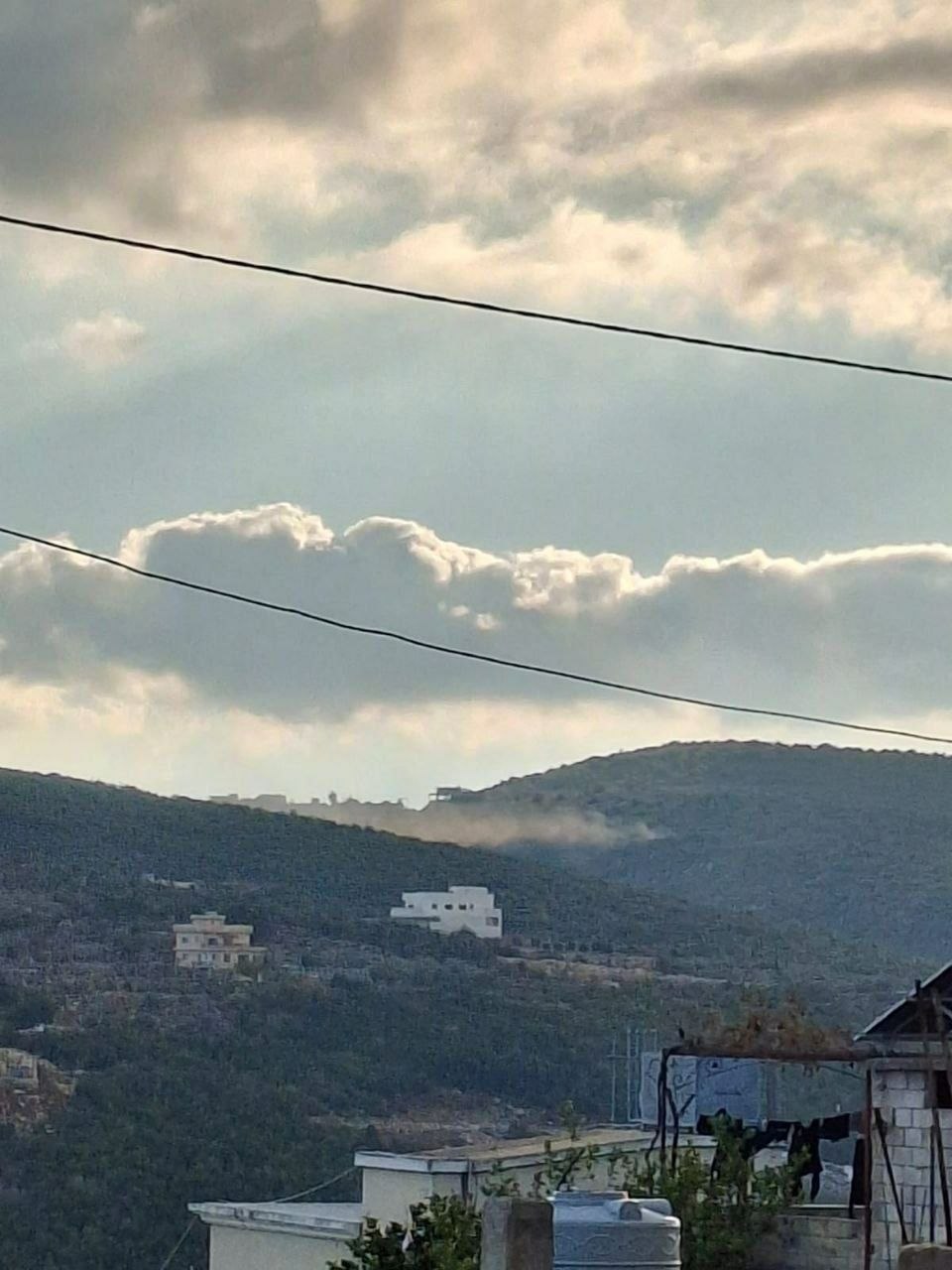 مدفعية الاحتلال تقصف أطراف بلدة بيت ليف جنوب لبنان.