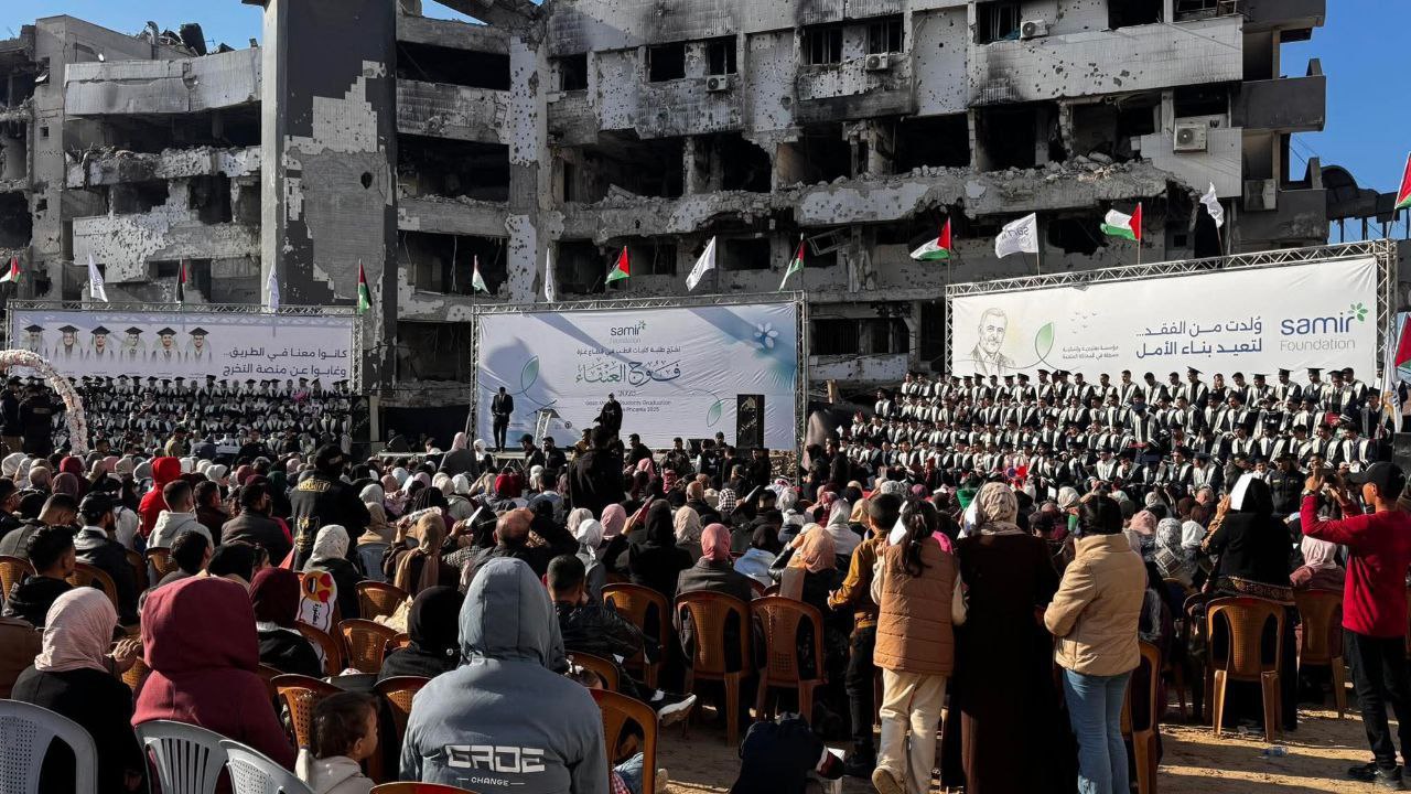 🔴 من بين أحضان مستشفى الشفاء المدمر.. تخريج 300 طبيب…