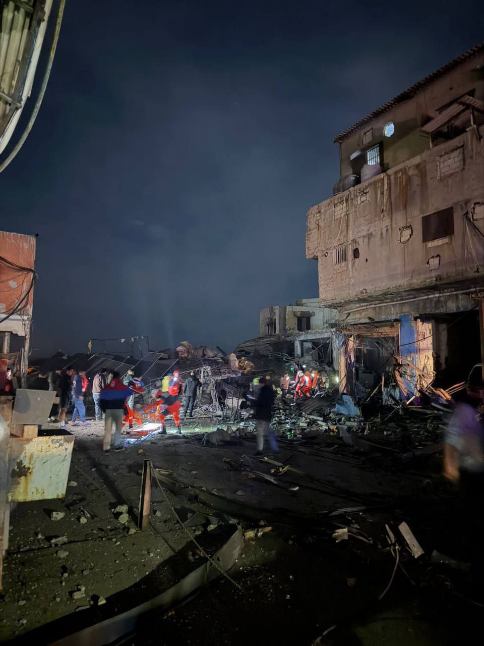 المبنى المستهدف بالمدينة الصناعية في سينيق قضاء صيدا