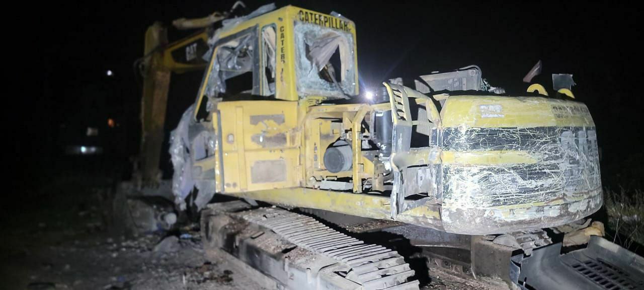 طيران العدو الإسرائيلي يستهدف حفارة في ميس الجبل جنوب لبنان