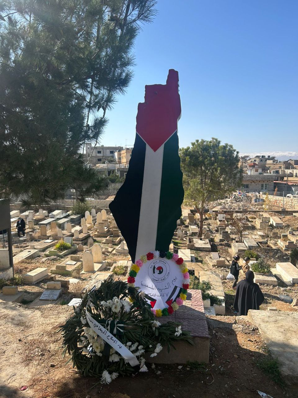 مخيم الجليل – تزين النصب التذكاري للشهداء في مقبرة مخيم…