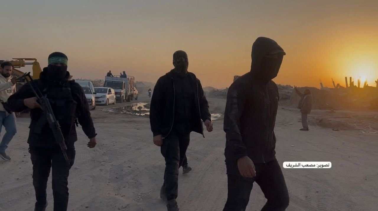 مغادرة مركبات الصليب الأحمر وعناصر القسام برفقة اللجنة المصرية بعد…