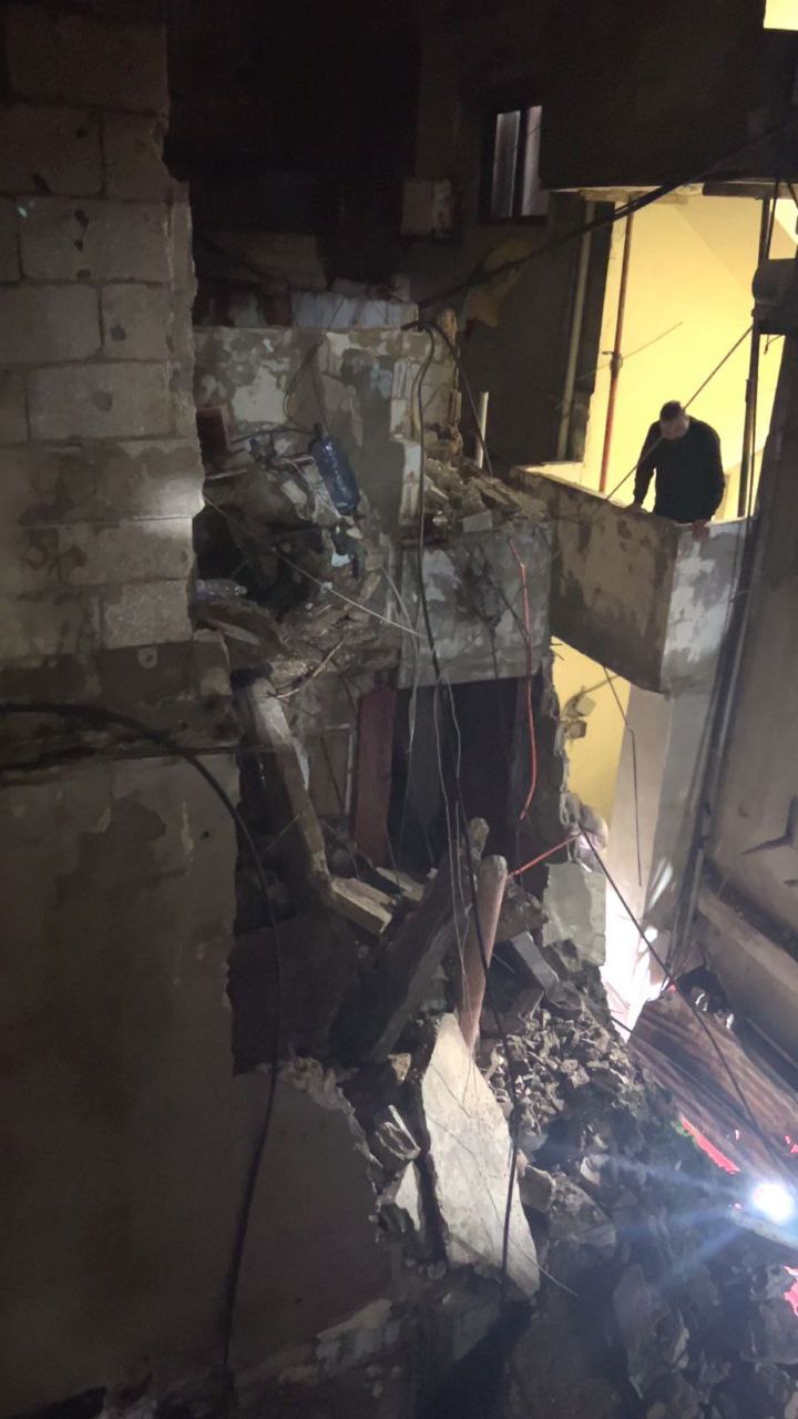 انهيار جزء من مبنى في ساحة أبو طاقة وسط مخيم…