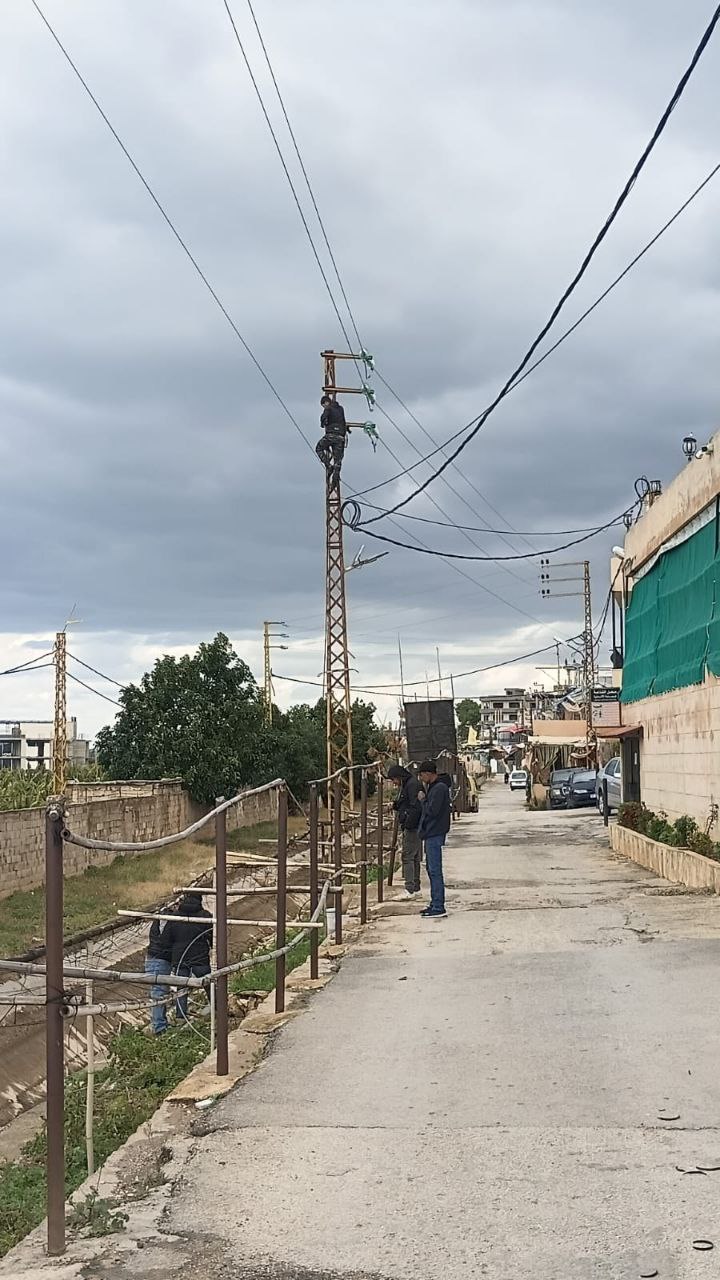 يتم الآن إصلاح الكهرباء في مخيم القاسمية “الشارع التحتاني” …