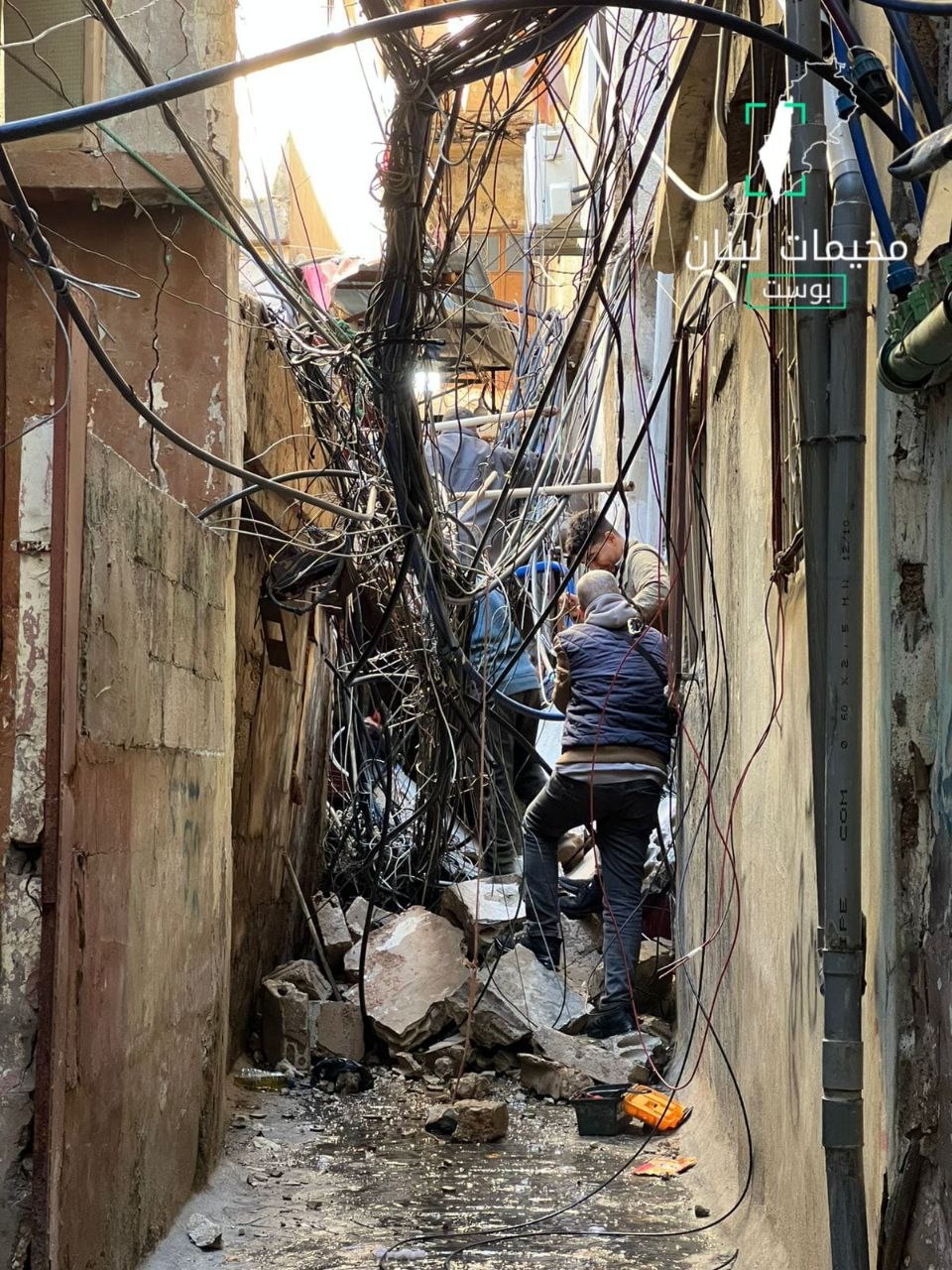 جهود متواصلة من أهالي مخيم برج البراجنة لإصلاح شبكات الكهرباء،…