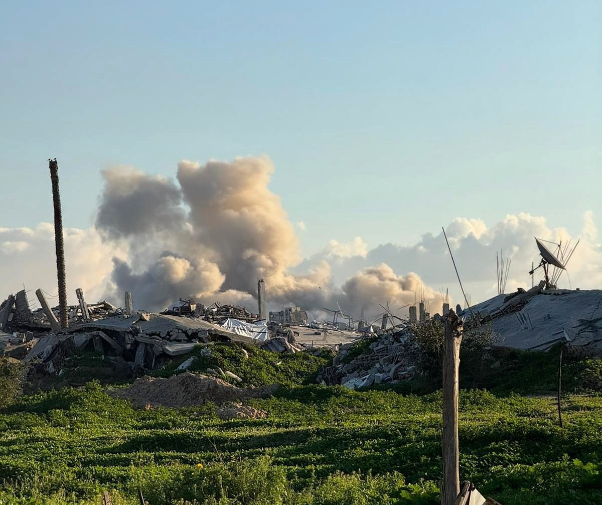 جيش الاحتلال ينسف مباني سكنية في بلدة بني سهيلا بخانيونس…