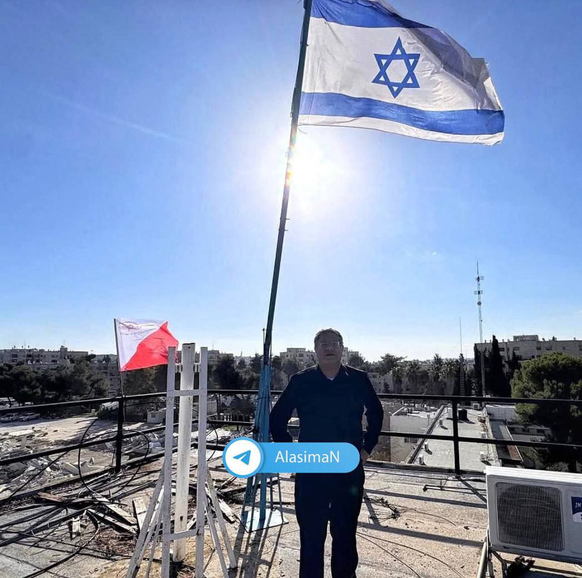 الوزير بحكومة الاحتلال إيتمار بن غفير يقف على أنقاض مكاتب…