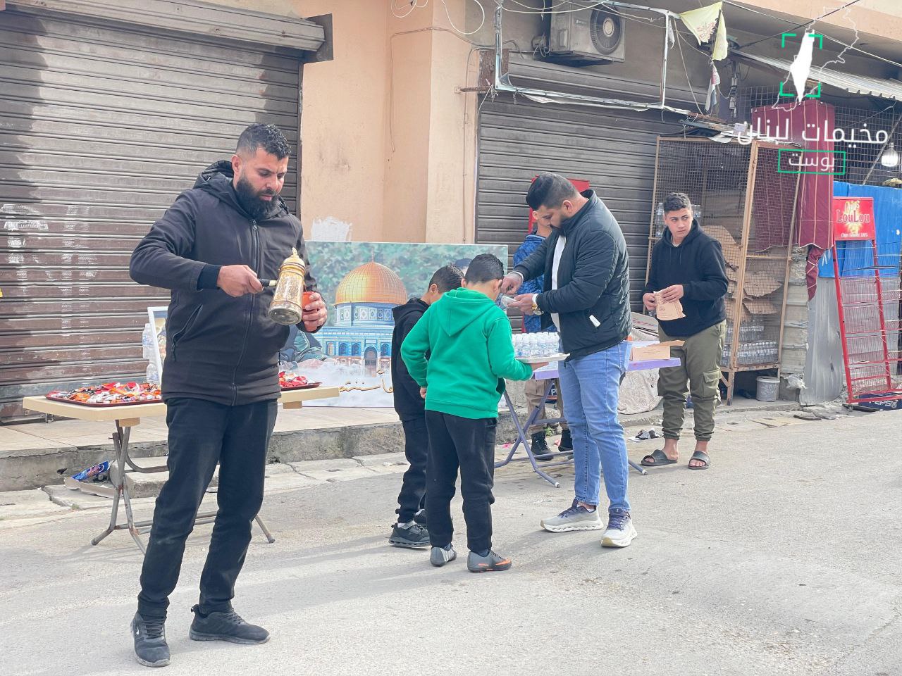 أهل الشهيد “محمد عزيز” في مخيم الرشيدية يوزعون المياه والقهوة…