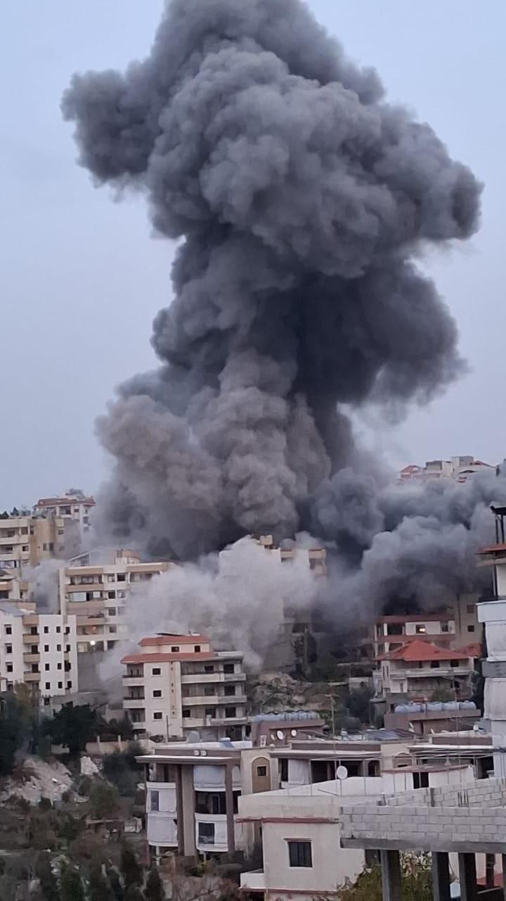 الغارة الصهيونية التي استهدفت المبنى المهدد في بلدة قناريت