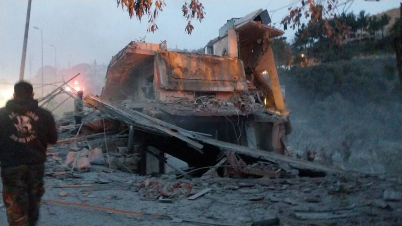 المبنى الذي استهدفه العدو الصهيوني في بلدة جرجوع قبل قليل