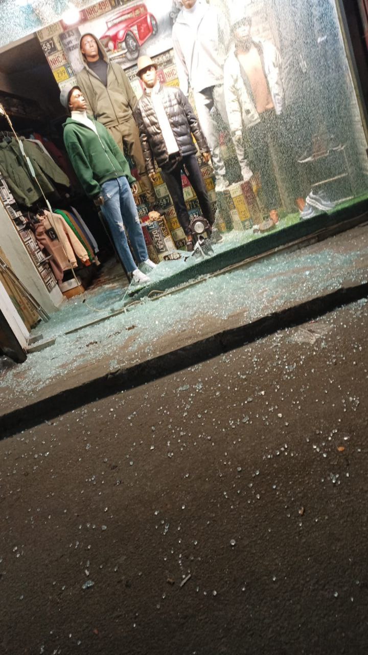 مشاهد من الدمار الذي لحق المحلات جراء الاشتباكات التي وقعت…