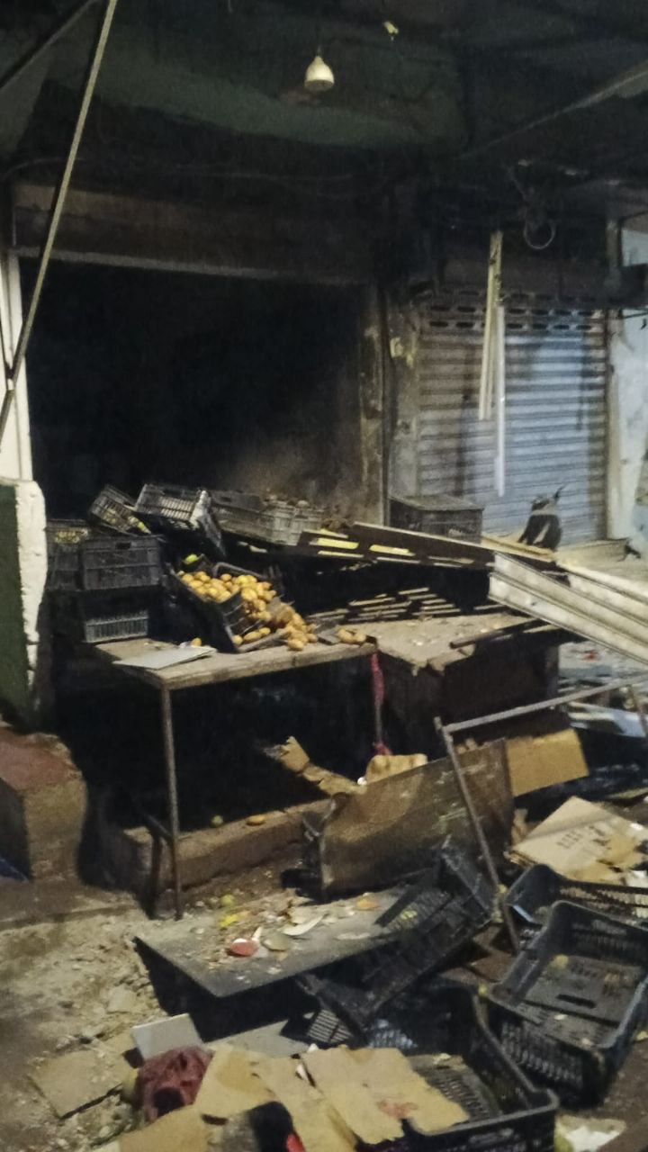 مشاهد من الدمار الذي طال المحلات التجارية نتيجة الاشتباكات التي…