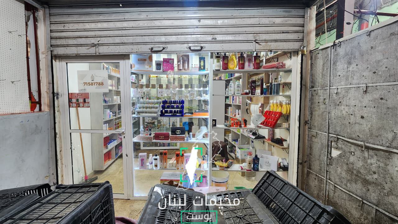 مشاهد من الأضرار التي لحقت بالمحلات التجارية بعد الاشتباك الذي…