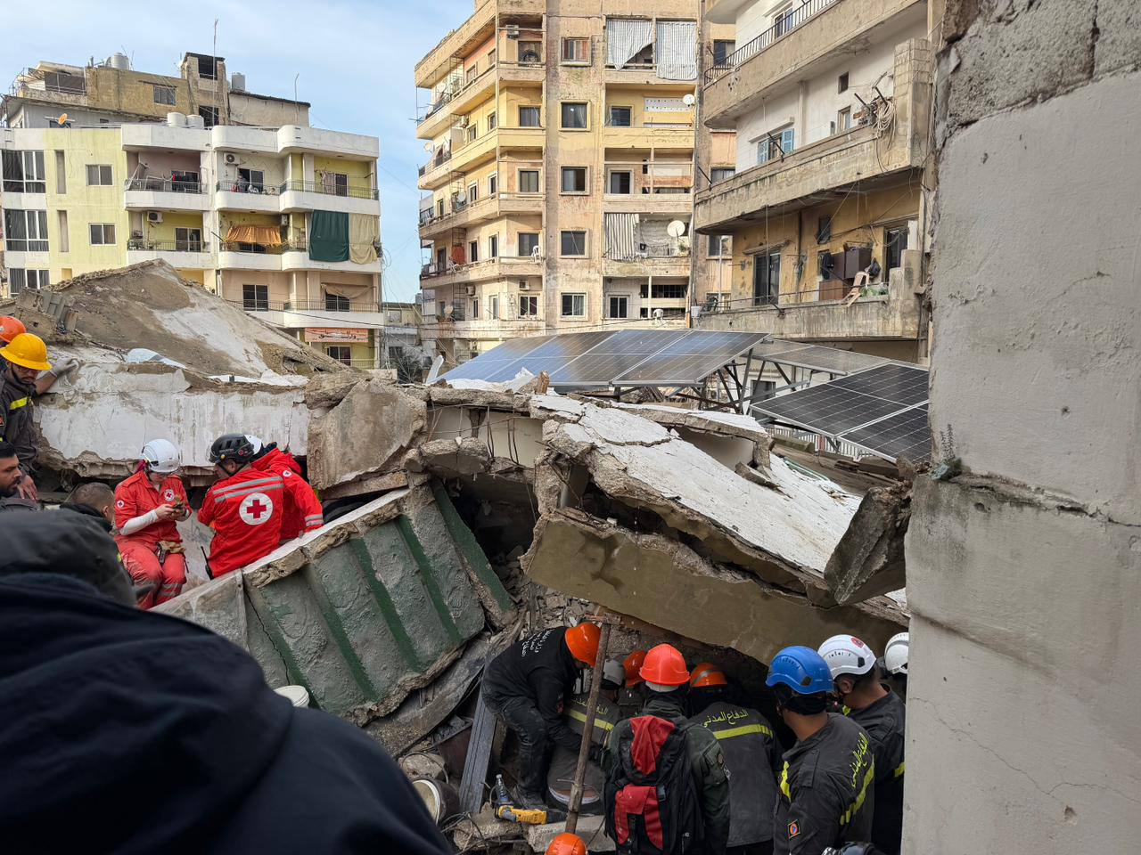 وسائل إعلام لبنانية تشير الى وفاة الاب في المبنى المنهار…