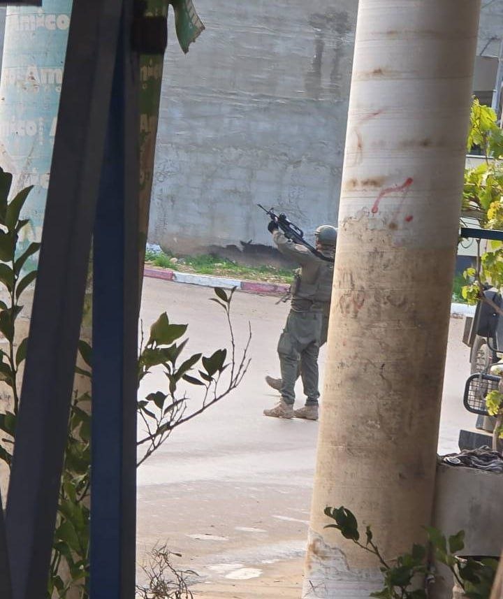 قوات الاحتلال تقتحم بلدة بيت فوريك شرقي مدينة نابلس.