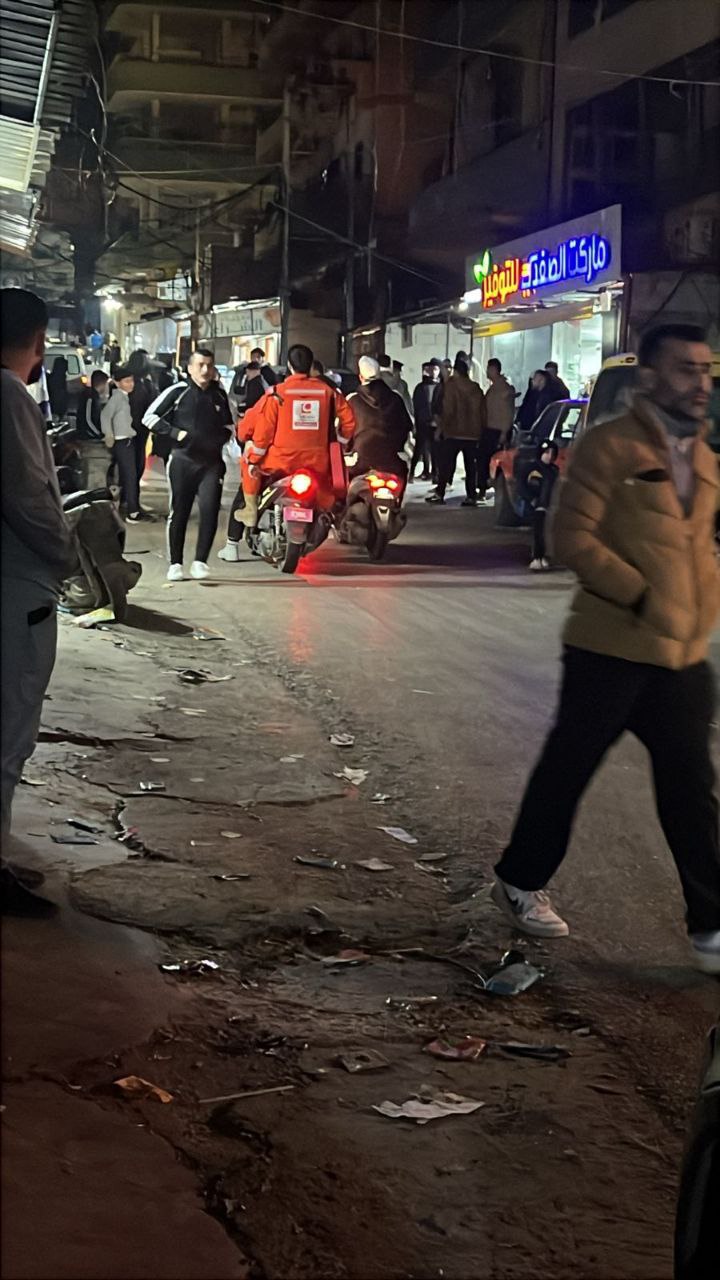 مشاهد متداولة من نقل الإصابات في مخيم البداوي