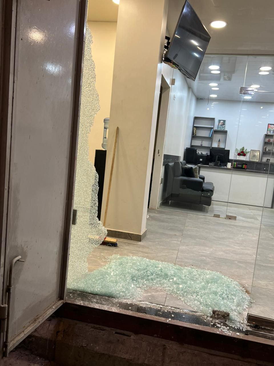 متابعة – البداوي || تضرر واجهة أحد المحال التجارية وتحطم…