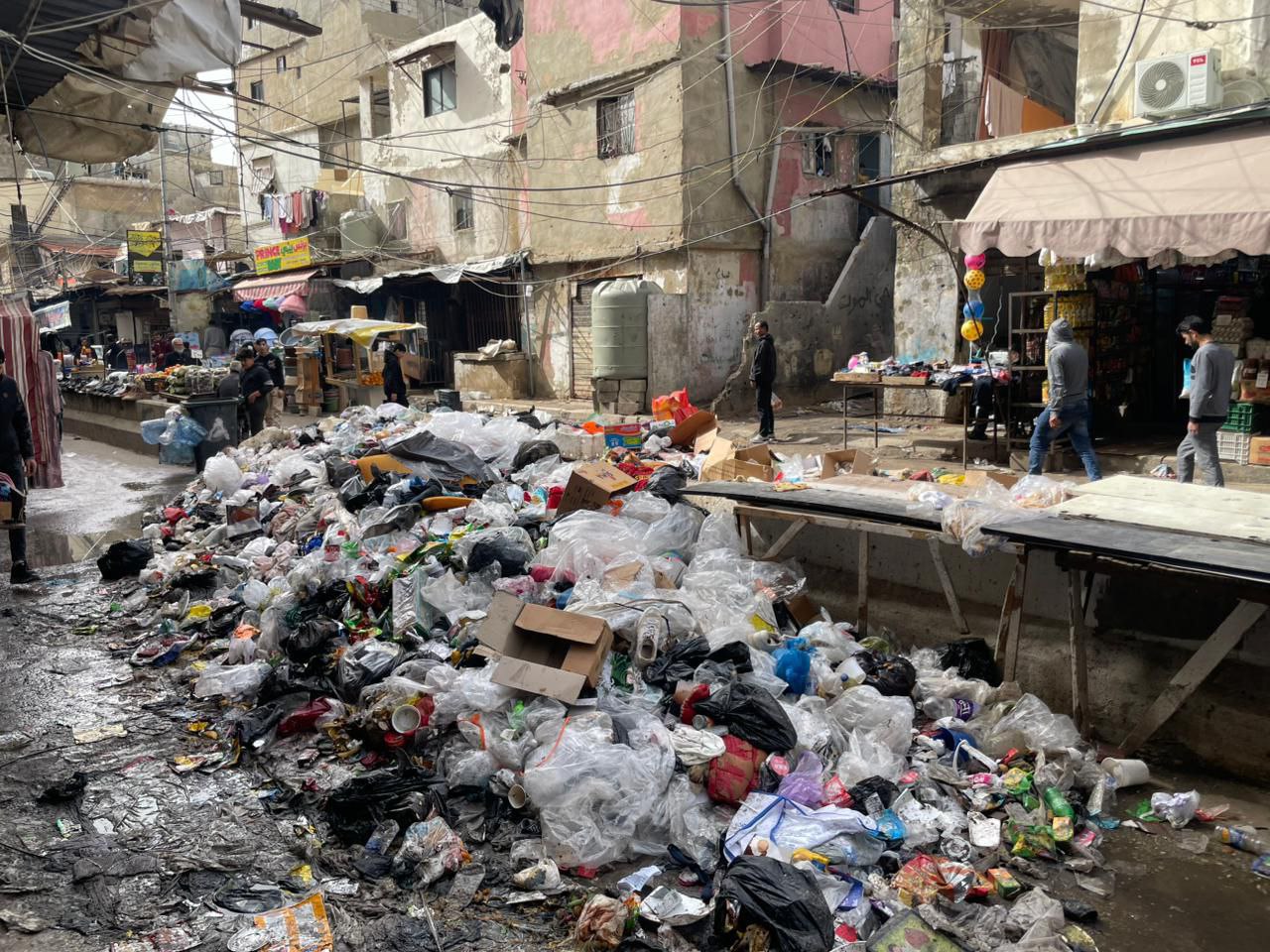 يعاني أهالي تجمع صبرا في بيروت من تكدّس كميات كبيرة…