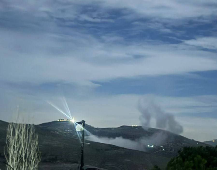 صورة متداولة | 

مشهد من التفجير الضخم عند أطراف بلدة…