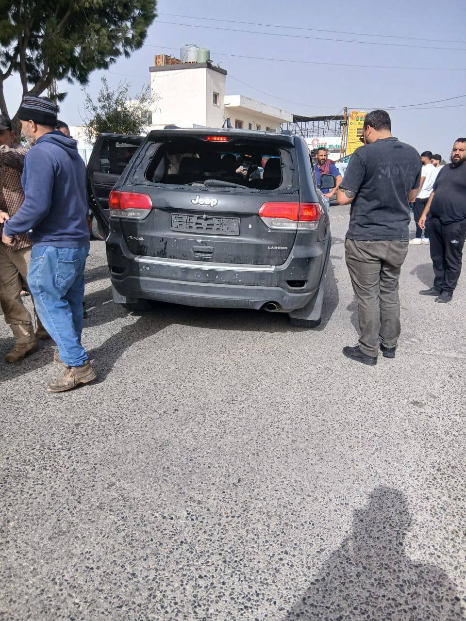 السيارة المستهدفة على مفرق بلدة القليلة قضاء صور جنوبي لبنان