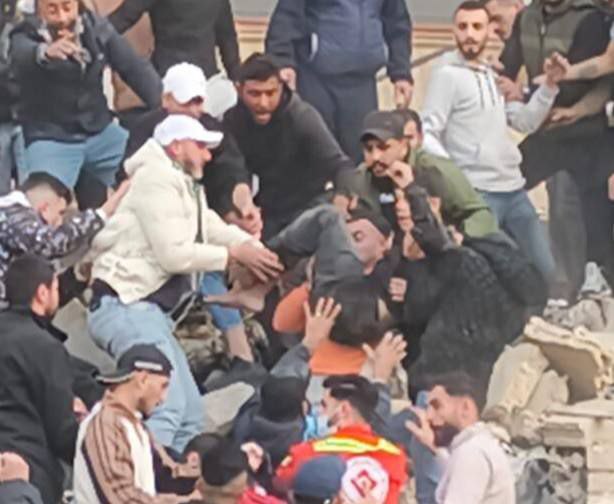 إنقاذ طفل على قيد الحياة من تحت أنقاض المبنى المنهار…