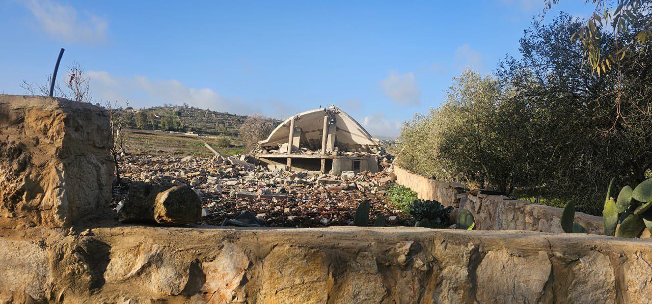 أقدمت قوات الاحـتلال الإسرائيلي فجر اليوم على إجبار عائلة على…