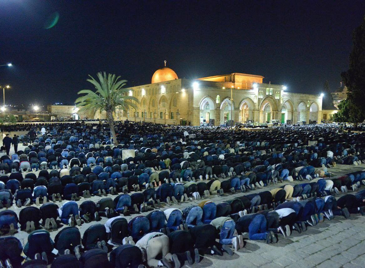 “كالبنيان المرصوص”.. عشرات آلاف المصلين يؤدون صلاتي العشاء والتراويح في…