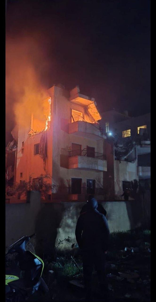 نقل شهداء وجرحى عقب قصف طيران الاحتلال لشقة سكنية في…