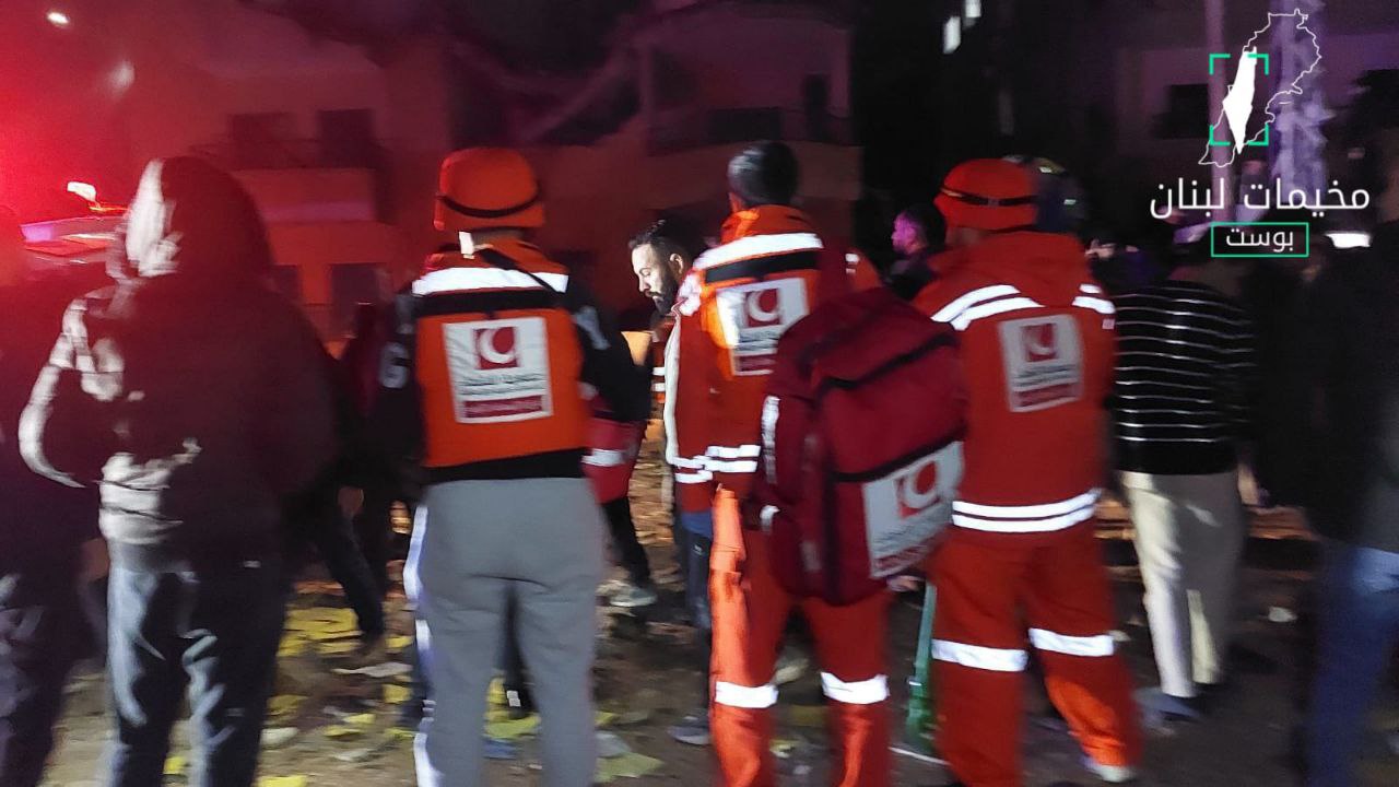 لاتزال فرق الإسعاف تعمل على رفع الأنقاض في الغارة التي…