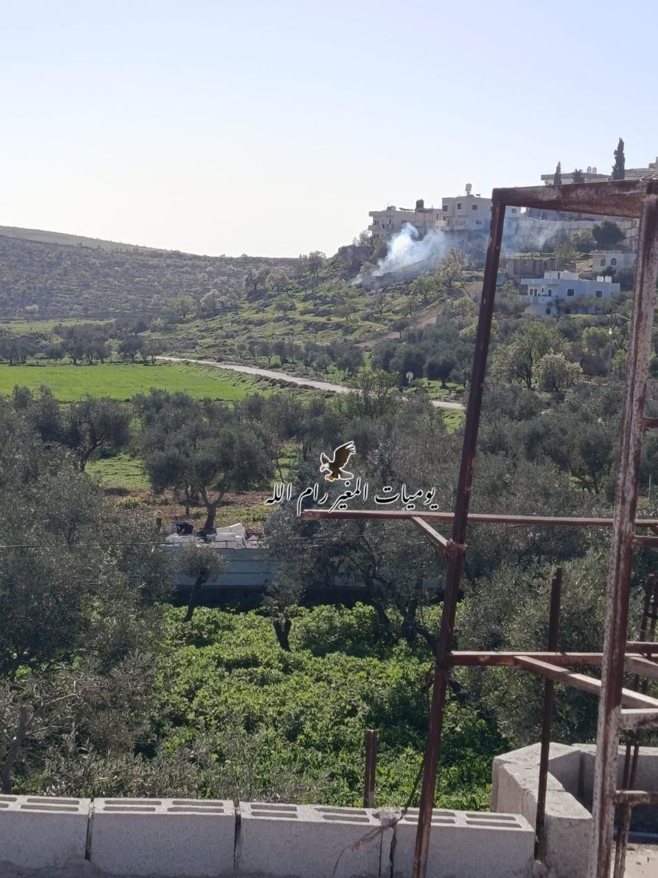 قوات الاحتلال تطلق قنابل الغاز تجاه منازل الأهالي لتأمين اقتحام…