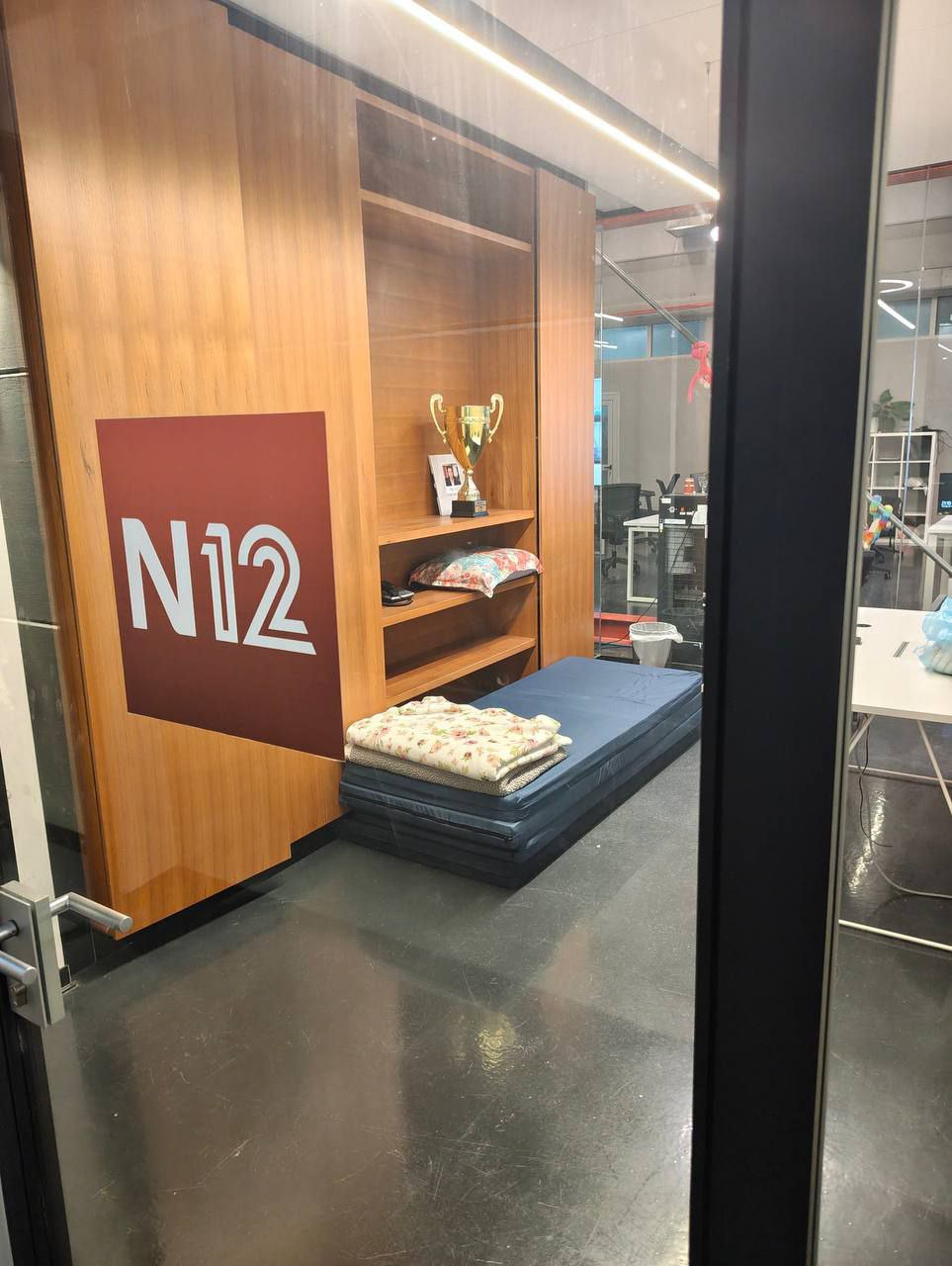 مصادر عبرية: مستوطنون يتداولون صورة تظهر تجهيز استديوهات القناة 12…