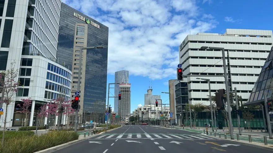 معاريف العبرية:
شوارع تل أبيب خالية من الإسرائيليين في أعقاب الرد…