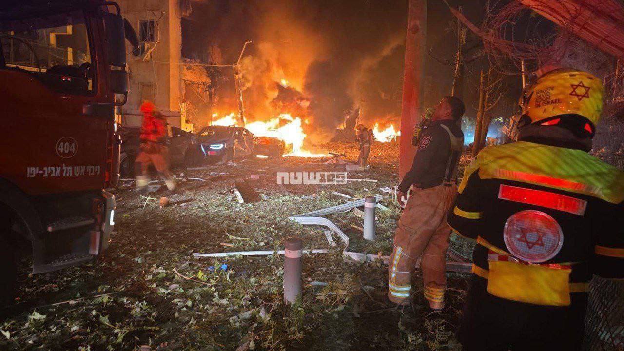 🚨القصف الصاروخي الإيراني يُخلف أضرارًا واسعة وسط تل أبيب خلال…