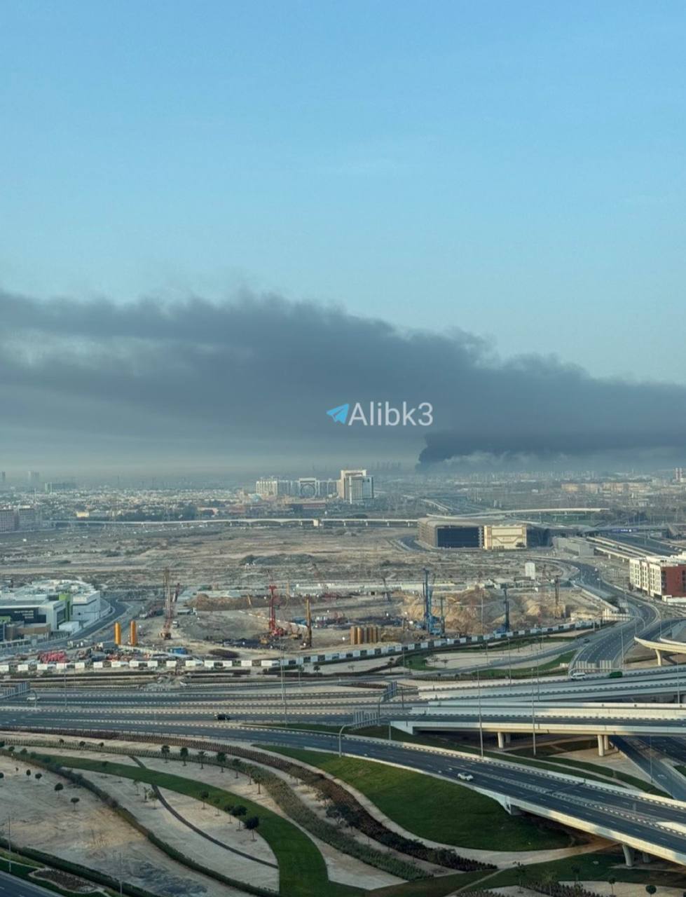 تصاعد الدخان في سماء دبي جراء القصف الإيراني على ميناء…